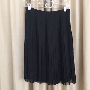Black pleated skirt size 6